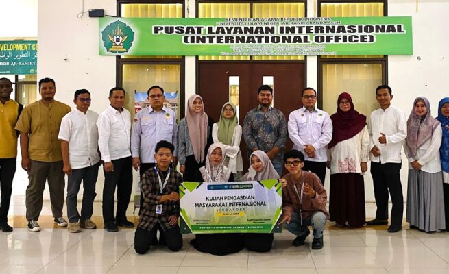 UIN Ar-Raniry melepas tiga mahasiswa yang akan mengikuti Program Mobility di NUS dan UUM. Prosesi pelepasan berlangsung di Ruang Rapat IO UIN Ar-Raniry pada Senin (30/06/2025). (Foto: Humas Ar-Raniry) 