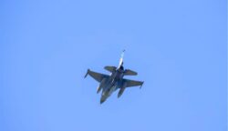Pesawat tempur F-16 dari Skadron Udara 16 Lanud Roesmin Nurjadin, Pekanbaru, diketahui tengah melakukan manuver dalam rangka Latihan Cakra C mendarat di Lanud SIM, Blang Bintang Aceh Besar, Senin (30/6). (Foto: Ist)
