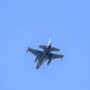 Pesawat tempur F-16 dari Skadron Udara 16 Lanud Roesmin Nurjadin, Pekanbaru, diketahui tengah melakukan manuver dalam rangka Latihan Cakra C mendarat di Lanud SIM, Blang Bintang Aceh Besar, Senin (30/6). (Foto: Ist)