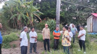Bupati Aceh Selatan Mirwan MS didampingi Camat Meukek Tahta Amrullah bersama tokoh masyarakat meninjau dan mencari solusi sawah kering kerontang, Ahad (29/6/2025). (Foto: Ist)
