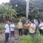 Bupati Aceh Selatan Mirwan MS didampingi Camat Meukek Tahta Amrullah bersama tokoh masyarakat meninjau dan mencari solusi sawah kering kerontang, Ahad (29/6/2025). (Foto: Ist)