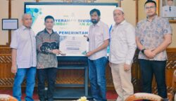 Dirut PEMA Mawardi Nur menyerahkan dividen tahun 2024 Rp26,7 miliar kepada Gubernur Aceh Muzakir Manaf (Mualem), di Kantor Gubernur Aceh, Senin (30/6). (Foto: Dok. Humas PEMA)