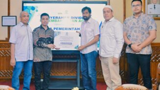 Dirut PEMA Mawardi Nur menyerahkan dividen tahun 2024 Rp26,7 miliar kepada Gubernur Aceh Muzakir Manaf (Mualem), di Kantor Gubernur Aceh, Senin (30/6). (Foto: Dok. Humas PEMA)