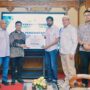 Dirut PEMA Mawardi Nur menyerahkan dividen tahun 2024 Rp26,7 miliar kepada Gubernur Aceh Muzakir Manaf (Mualem), di Kantor Gubernur Aceh, Senin (30/6). (Foto: Dok. Humas PEMA)