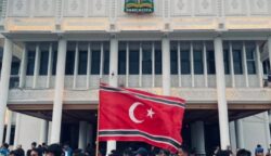 Bendera Bulan Bintang dikibarkan dalam aksi demonstrasi yang digelar di halaman Kantor Gubernur Aceh, pada Senin (16/06/2025). (Foto: Instagram / @rajihul.23)