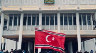 Bendera Bulan Bintang dikibarkan dalam aksi demonstrasi yang digelar di halaman Kantor Gubernur Aceh, pada Senin (16/06/2025). (Foto: Instagram / @rajihul.23)