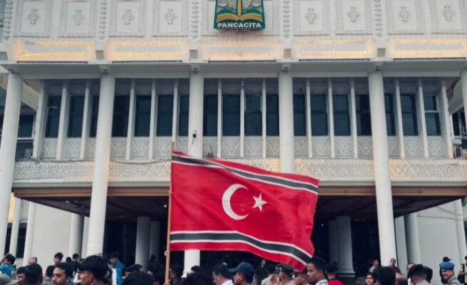 Bendera Bulan Bintang dikibarkan dalam aksi demonstrasi yang digelar di halaman Kantor Gubernur Aceh, pada Senin (16/06/2025). (Foto: Instagram / @rajihul.23)