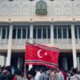 Bendera Bulan Bintang dikibarkan dalam aksi demonstrasi yang digelar di halaman Kantor Gubernur Aceh, pada Senin (16/06/2025). (Foto: Instagram / @rajihul.23)