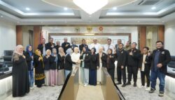 Anggota DPR RI dari Fraksi PKS, Ateng Sutisna, menerima kunjungan 30 mahasiswa dari Universitas Sukabumi di Ruang Pleno Fraksi PKS, Rabu (18/6).