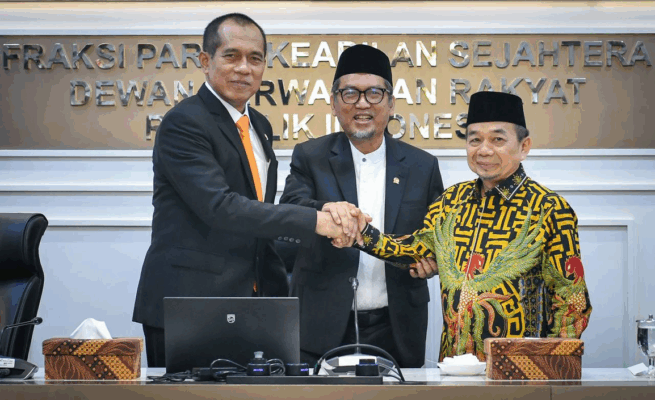 Presiden Partai Keadilan Sejahtera (PKS) periode 2025–2030, Almuzammil Yusuf, untuk pertama kalinya menghadiri Rapat Pleno Fraksi PKS DPR RI di Gedung Nusantara I, Kompleks Parlemen, Jakarta, Selasa pagi (24/06).