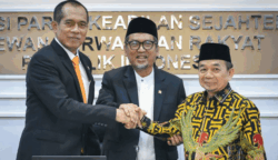 Presiden Partai Keadilan Sejahtera (PKS) periode 2025–2030, Almuzammil Yusuf, untuk pertama kalinya menghadiri Rapat Pleno Fraksi PKS DPR RI di Gedung Nusantara I, Kompleks Parlemen, Jakarta, Selasa pagi (24/06).