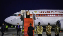 Presiden Prabowo bersama rombongan terbatas bertolak menuju Singapura dari Pangkalan TNI AU Halim Perdanakusuma, Jakarta, pada Minggu sore, 15 Juni 2025. (Foto: BPMI Setpres)