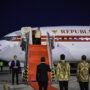 Presiden Prabowo bersama rombongan terbatas bertolak menuju Singapura dari Pangkalan TNI AU Halim Perdanakusuma, Jakarta, pada Minggu sore, 15 Juni 2025. (Foto: BPMI Setpres)