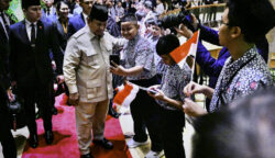 Suasana penuh semangat dan haru menyambut kedatangan Presiden Republik Indonesia Prabowo Subianto di hotel tempatnya bermalam di Singapura, pada Minggu malam, 15 Juni 2025. (Foto: BPMI Setpres)