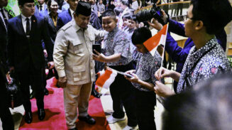 Suasana penuh semangat dan haru menyambut kedatangan Presiden Republik Indonesia Prabowo Subianto di hotel tempatnya bermalam di Singapura, pada Minggu malam, 15 Juni 2025. (Foto: BPMI Setpres)