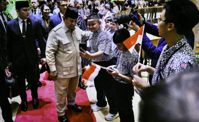 Suasana penuh semangat dan haru menyambut kedatangan Presiden Republik Indonesia Prabowo Subianto di hotel tempatnya bermalam di Singapura, pada Minggu malam, 15 Juni 2025. (Foto: BPMI Setpres)