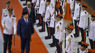 Presiden Republik Indonesia Prabowo Subianto tiba di Parliament House Singapura dan menerima sambutan resmi penuh kehormatan dari oleh Presiden Singapura, Tharman Shanmugaratnam, pada Senin, 16 Juni 2025. (Foto: BPMI Setpres)