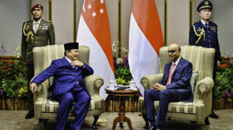 Presiden Republik Indonesia Prabowo Subianto melakukan courtesy call dengan Presiden Singapura, Tharman Shanmugaratnam, di Parliament House Singapura, pada Senin, 16 Juni 2025. (Foto: BPMI Setpres)