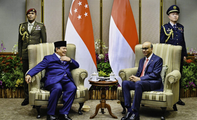 Presiden Republik Indonesia Prabowo Subianto melakukan courtesy call dengan Presiden Singapura, Tharman Shanmugaratnam, di Parliament House Singapura, pada Senin, 16 Juni 2025. (Foto: BPMI Setpres)