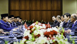 Presiden Republik Indonesia Prabowo Subianto melakukan pertemuan bilateral tahunan Leaders’ Retreat dengan Perdana Menteri Singapura Lawrence Wong, pada Senin, 16 Juni 2025. (Foto: BPMI Setpres)