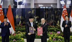 Presiden Republik Indonesia Prabowo Subianto menyaksikan secara langsung penandatanganan dan pengumuman sejumlah nota kesepahaman (MOU) di Parliament House, Singapura, pada Senin, 16 Juni 2025. (Foto: BPMI Setpres)