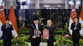 Presiden Republik Indonesia Prabowo Subianto menyaksikan secara langsung penandatanganan dan pengumuman sejumlah nota kesepahaman (MOU) di Parliament House, Singapura, pada Senin, 16 Juni 2025. (Foto: BPMI Setpres)
