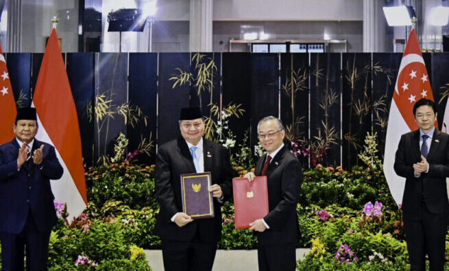 Presiden Republik Indonesia Prabowo Subianto menyaksikan secara langsung penandatanganan dan pengumuman sejumlah nota kesepahaman (MOU) di Parliament House, Singapura, pada Senin, 16 Juni 2025. (Foto: BPMI Setpres)