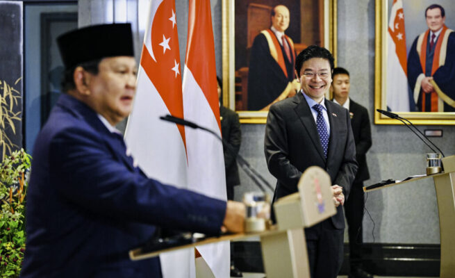 Presiden Prabowo Subianto dan Perdana Menteri (PM) Singapura Lawrence Wong melakukan pernyataan pers bersama usai Leaders’ Retreat yang digelar di Parliament House, Singapura, pada Senin, 16 Juni 2025. (Foto: BPMI Setpres)