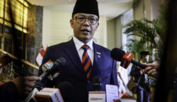Menteri Luar Negeri Sugiono menyampaikan keterangannya usai mendampingi Presiden Prabowo dalam rangkaian kunjungan kenegaraannya di Singapura, pada Senin, 16 Juni 2025. (Foto: BPMI Setpres)