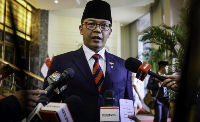 Menteri Luar Negeri Sugiono menyampaikan keterangannya usai mendampingi Presiden Prabowo dalam rangkaian kunjungan kenegaraannya di Singapura, pada Senin, 16 Juni 2025. (Foto: BPMI Setpres)