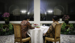 Presiden Prabowo Subianto mengikuti jamuan santap malam pribadi atau private dinner yang digelar oleh Perdana Menteri (PM) Singapura Lawrence Wong di Gedung Sri Temasek, Istana Singapura, pada Senin malam, 16 Juni 2025. (Foto: BPMI Setpres)
