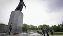 Presiden Republik Indonesia Prabowo Subianto melakukan upacara penghormatan dan peletakan karangan bunga di Piskarovskoye Memorial Cemetery, St. Petersburg, pada Kamis, 19 Juni 2025. (Foto: BPMI Setpres)