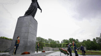 Presiden Republik Indonesia Prabowo Subianto melakukan upacara penghormatan dan peletakan karangan bunga di Piskarovskoye Memorial Cemetery, St. Petersburg, pada Kamis, 19 Juni 2025. (Foto: BPMI Setpres)
