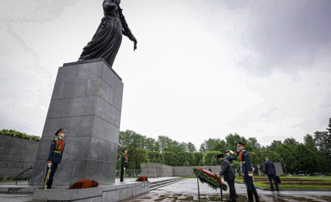 Presiden Republik Indonesia Prabowo Subianto melakukan upacara penghormatan dan peletakan karangan bunga di Piskarovskoye Memorial Cemetery, St. Petersburg, pada Kamis, 19 Juni 2025. (Foto: BPMI Setpres)