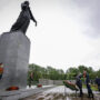 Presiden Republik Indonesia Prabowo Subianto melakukan upacara penghormatan dan peletakan karangan bunga di Piskarovskoye Memorial Cemetery, St. Petersburg, pada Kamis, 19 Juni 2025. (Foto: BPMI Setpres)