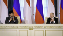 Presiden Republik Indonesia Prabowo Subianto dan Presiden Federasi Rusia Vladimir Putin menyampaikan keterangan pers bersama usai pertemuan resmi yang digelar di Istana Konstantinovsky, St. Petersburg, pada Kamis, 19 Juni 2025. (Foto: BPMI Setpres)