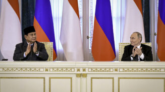 Presiden Republik Indonesia Prabowo Subianto dan Presiden Federasi Rusia Vladimir Putin menyampaikan keterangan pers bersama usai pertemuan resmi yang digelar di Istana Konstantinovsky, St. Petersburg, pada Kamis, 19 Juni 2025. (Foto: BPMI Setpres)