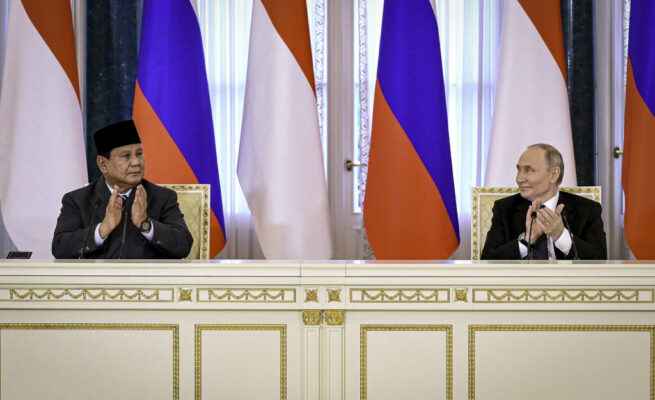 Presiden Republik Indonesia Prabowo Subianto dan Presiden Federasi Rusia Vladimir Putin menyampaikan keterangan pers bersama usai pertemuan resmi yang digelar di Istana Konstantinovsky, St. Petersburg, pada Kamis, 19 Juni 2025. (Foto: BPMI Setpres)