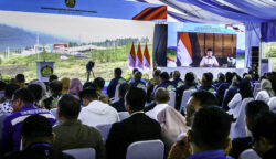 Presiden Prabowo Subianto meresmikan secara hybrid proyek pembangunan dan pengoperasian energi terbarukan di 15 provinsi, peningkatan produksi minyak sebesar 30 ribu barel dari Blok Cepu, serta peletakan batu pertama lima pembangkit listrik tenaga panas bumi (PLTP), pada Kamis, 26 Juni 2025. (Foto: BPMI Setpres)