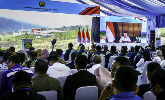 Presiden Prabowo Subianto meresmikan secara hybrid proyek pembangunan dan pengoperasian energi terbarukan di 15 provinsi, peningkatan produksi minyak sebesar 30 ribu barel dari Blok Cepu, serta peletakan batu pertama lima pembangkit listrik tenaga panas bumi (PLTP), pada Kamis, 26 Juni 2025. (Foto: BPMI Setpres)
