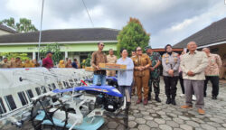 Ketua Komisi IV DPR RI, Siti Hediati Hariyadi Soeharto alias Titiek Soeharto, menyalurkan bantuan tujuh unit alat tanam padi otomatis (rice transplanter) kepada Pemerintah Kabupaten Gunungkidul, Daerah Istimewa Yogyakarta (DIY), Senin (2/6/2025).