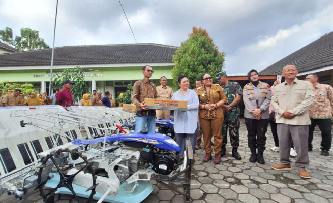 Ketua Komisi IV DPR RI, Siti Hediati Hariyadi Soeharto alias Titiek Soeharto, menyalurkan bantuan tujuh unit alat tanam padi otomatis (rice transplanter) kepada Pemerintah Kabupaten Gunungkidul, Daerah Istimewa Yogyakarta (DIY), Senin (2/6/2025).