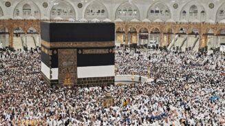 Jutaan jamaah haji dari berbagai negara terus melaksanakan prosesi lempar jamrah di Mina pada hari kedua Tasyrik, Minggu (8/6/2025).