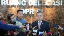 Wakil Ketua DPR RI Sufmi Dasco Ahmad saat memberikan keterangan kepada awak media di Gedung Nusanta II