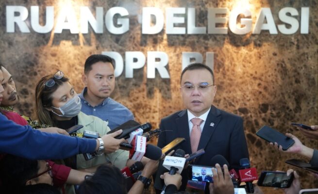 Wakil Ketua DPR RI Sufmi Dasco Ahmad saat memberikan keterangan kepada awak media di Gedung Nusanta II