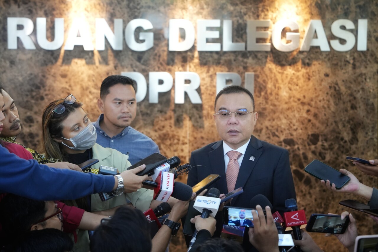 Wakil Ketua DPR RI Sufmi Dasco Ahmad saat memberikan keterangan kepada awak media di Gedung Nusanta II