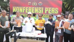 Kapolres Aceh Tenggara AKBP Yulhendri didampingi Bupati Salim Fakhry memperlihatkan barang bukti kasus narkoba kdalam konferensi pers di Lapangan Pemuda, Babussalam, Ahad, 1 Juni 2025.
