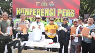 Kapolres Aceh Tenggara AKBP Yulhendri didampingi Bupati Salim Fakhry memperlihatkan barang bukti kasus narkoba kdalam konferensi pers di Lapangan Pemuda, Babussalam, Ahad, 1 Juni 2025.