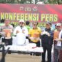 Kapolres Aceh Tenggara AKBP Yulhendri didampingi Bupati Salim Fakhry memperlihatkan barang bukti kasus narkoba kdalam konferensi pers di Lapangan Pemuda, Babussalam, Ahad, 1 Juni 2025.