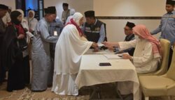 Jamaah Haji Aceh menerima dana wakaf Baitul Asyi di Mekkah, Arab Saudi. (Foto: Alfian/Infoaceh.net)